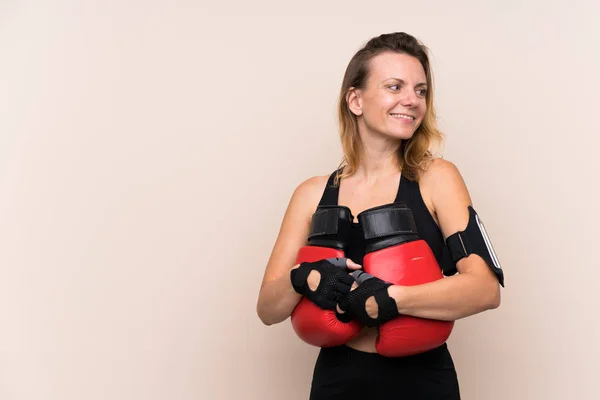 Blonde Sportlerin Mit Boxhandschuhen Vor Isoliertem Hintergrund — Stockfoto