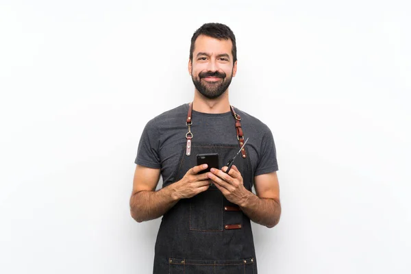 Kapper Man Een Schort Stuurt Een Bericht Met Mobiele — Stockfoto