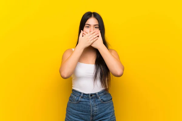 Junge Teenager Asiatische Mädchen Über Isolierte Gelbe Hintergrund Bedecken Mund — Stockfoto