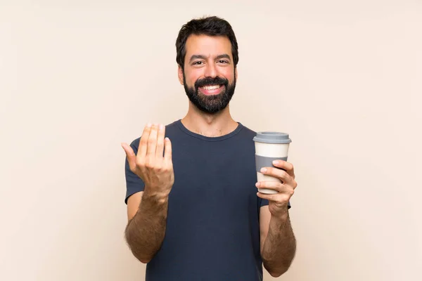 Een Man Met Een Baard Met Een Koffie Die Uitnodigt — Stockfoto