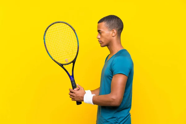 Afro-americano tenista homem sobre fundo amarelo isolado — Fotografia de Stock