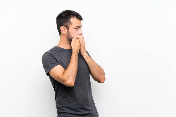 Jonge Knappe Man Geïsoleerde Witte Achtergrond Bedekken Mond Kijken Naar — Stockfoto