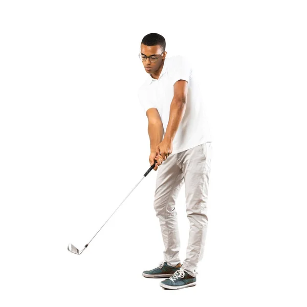 Tiro de comprimento total do jogador de golfe afro-americano homem sobre isolado — Fotografia de Stock