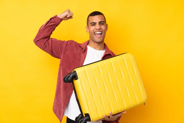 Jonge Afro Amerikaanse Man Geïsoleerde Gele Achtergrond Vakantie Met Reiskoffer — Stockfoto