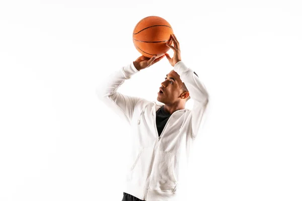 Afro-americano jogador de basquete homem sobre isolado backgrou branco — Fotografia de Stock
