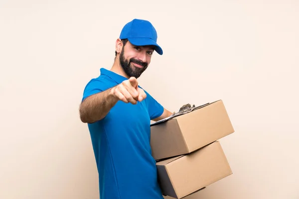 Zusteller Mit Bart Vor Isoliertem Hintergrund Zeigt Mit Selbstbewusstem Gesichtsausdruck — Stockfoto