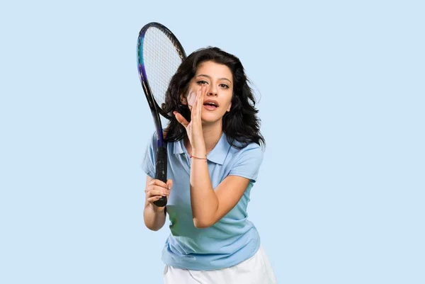 Giovane Tennista Donna Sussurrando Qualcosa Sfondo Isolato — Foto Stock