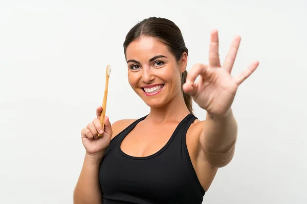 Jovem mulher sobre isolado fundo branco escovando os dentes — Fotografia de Stock