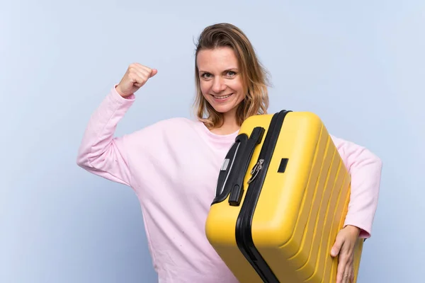 Mulher Loira Sobre Fundo Isolado Férias Com Mala Viagem — Fotografia de Stock