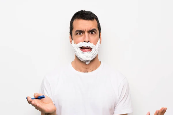 Hombre Afeitándose Barba Sobre Fondo Blanco Aislado Infeliz Por Entender —  Fotos de Stock