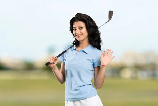 Jovem Golfista Mulher Saudando Com Mão Com Expressão Feliz Livre — Fotografia de Stock