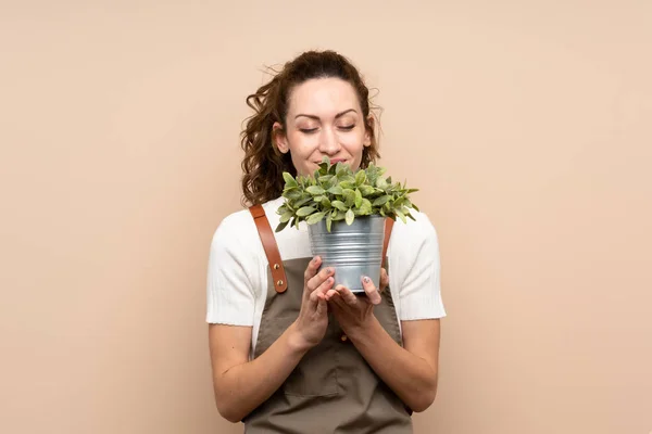 Tuinman Vrouw Met Een Plant — Stockfoto