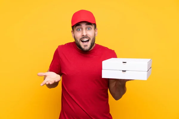 Pizza Bezorger Met Werk Uniform Pick Pizza Dozen Geïsoleerde Gele — Stockfoto