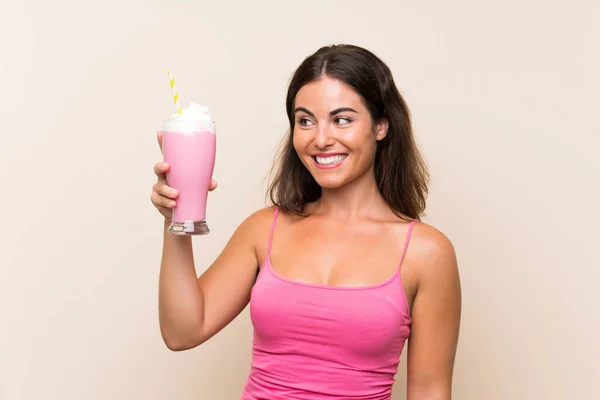 Jeune Femme Avec Milkshake Fraise Avec Expression Heureuse — Photo