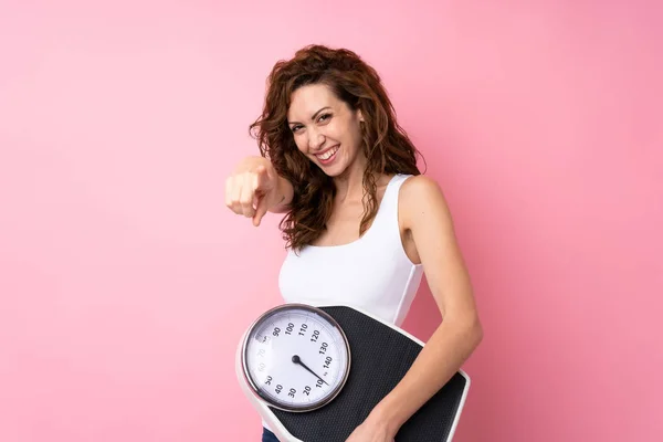 Giovane Donna Con Capelli Ricci Possesso Una Pesatrice Sfondo Rosa — Foto Stock