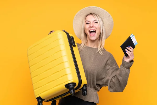 Mladá Blondýna Žena Přes Izolované Žluté Pozadí Dovolené Kufrem Cestovním — Stock fotografie