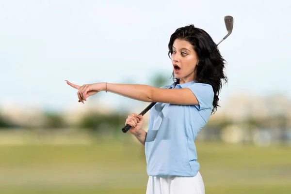 Young Golfer Woman Surprised Pointing Finger Side Outdoors — Stock Photo, Image