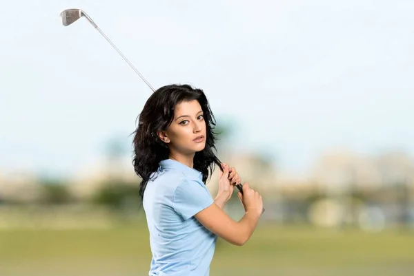 Jovem golfista mulher — Fotografia de Stock