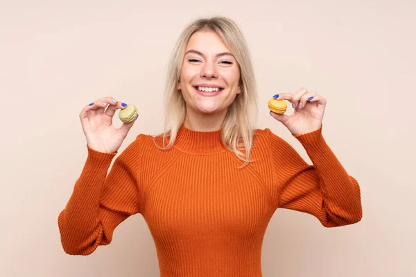 Jovem Loira Russo Mulher Sobre Isolado Fundo Segurando Colorido Francês — Fotografia de Stock