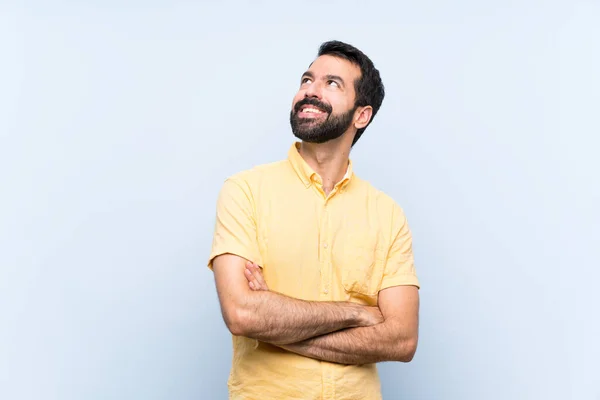 Jongeman Met Baard Geïsoleerde Blauwe Achtergrond Omhoog Kijkend Terwijl Hij — Stockfoto