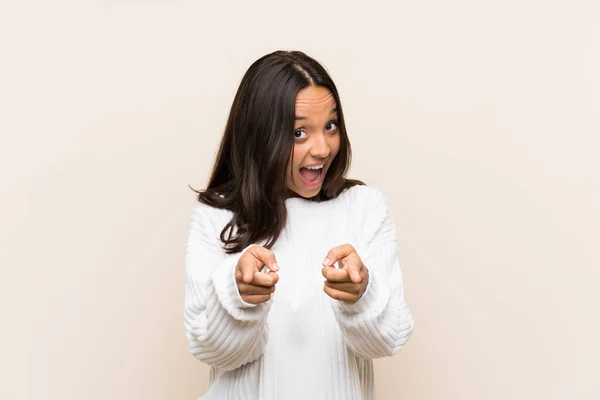 Giovane Donna Bruna Con Maglione Bianco Sfondo Isolato Punta Dito — Foto Stock