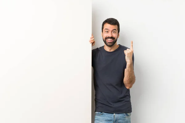 Joven Hombre Guapo Con Barba Sosteniendo Gran Cartel Vacío Apuntando — Foto de Stock