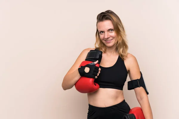Blond Sport Kvinna Över Isolerad Bakgrund Med Boxningshandskar — Stockfoto