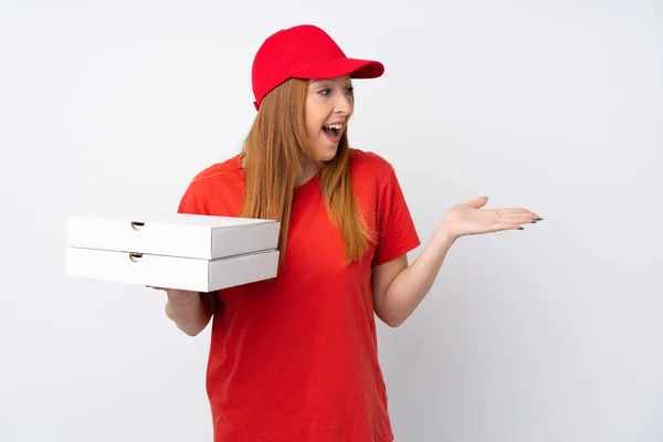 Pizza Delivery Γυναίκα Κρατώντας Μια Πίτσα Πάνω Από Απομονωμένο Ροζ — Φωτογραφία Αρχείου