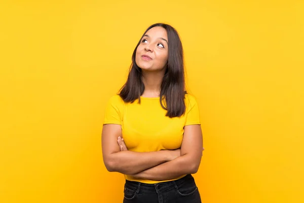 Joven Morena Sobre Fondo Aislado Mirando Hacia Arriba Mientras Sonríe — Foto de Stock