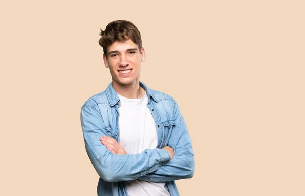 Beau Jeune Homme Avec Les Bras Croisés Regardant Vers Avant — Photo