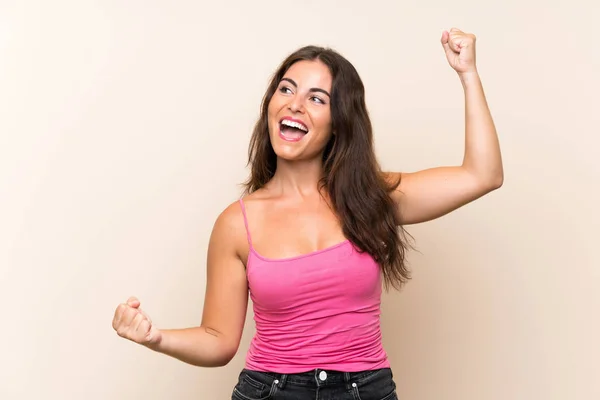 Mujer Joven Sobre Fondo Blanco Aislado Celebrando Una Victoria — Foto de Stock