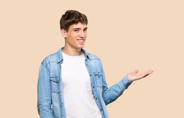 Handsome Young Man Holding Copyspace Imaginary Palm Insert Isolated Background — 스톡 사진