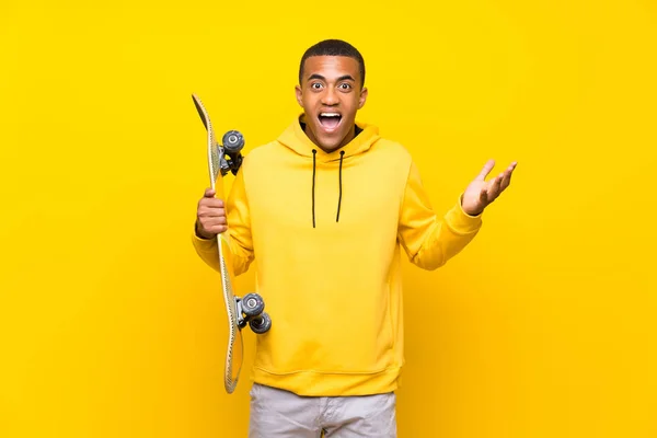 African American Skater Man Shocked Facial Expression — ストック写真