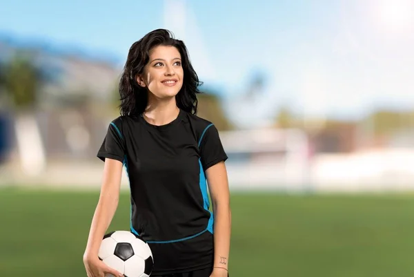 Jovem Jogador Futebol Mulher Olhando Para Cima Enquanto Sorrindo Livre — Fotografia de Stock