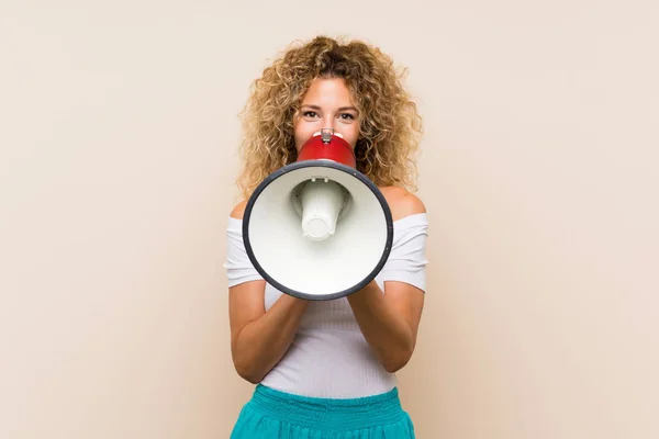 Jonge Blonde Vrouw Met Krullend Haar Geïsoleerde Achtergrond Schreeuwen Door — Stockfoto