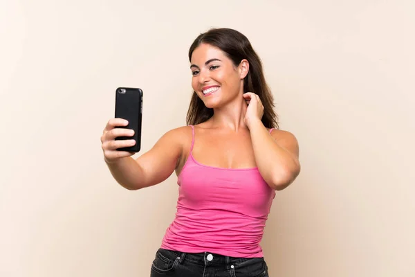 Mujer Joven Sobre Fondo Blanco Aislado Haciendo Una Selfie —  Fotos de Stock