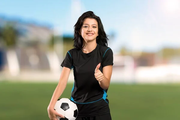 Jonge Voetbalspeelster Vrouw Met Duimen Omhoog Omdat Iets Goeds Gebeurd — Stockfoto