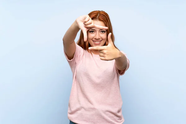 Teenager Redhead Girl Isolated Blue Background Focusing Face Framing Symbol — ストック写真