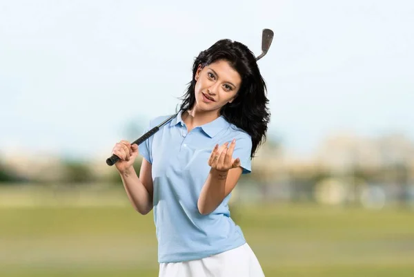 Ung Golfare Kvinna Inbjuder Till Att Komma Med Handen Glad — Stockfoto
