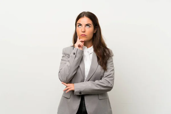 Joven Mujer Negocios Sobre Fondo Blanco Aislado Pensando Una Idea — Foto de Stock