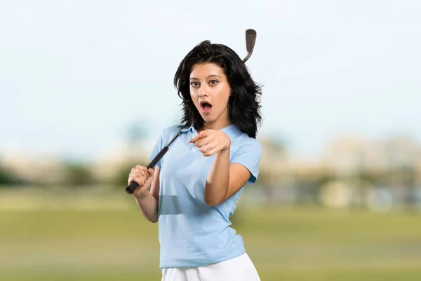 Jovem Golfista Mulher Surpreso Apontando Frente Livre — Fotografia de Stock