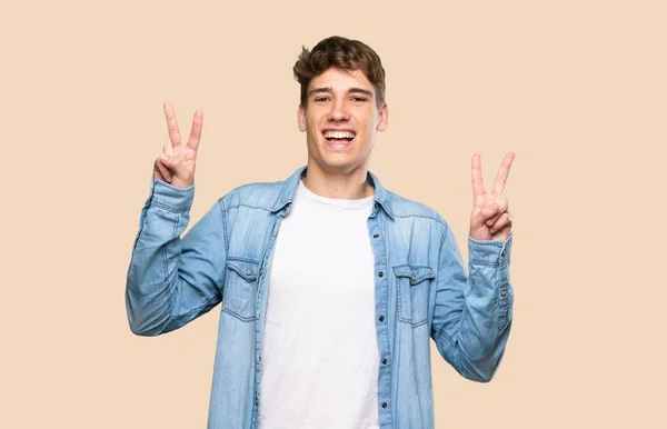 Stilig Ung Man Visar Seger Tecken Med Båda Händerna Över — Stockfoto