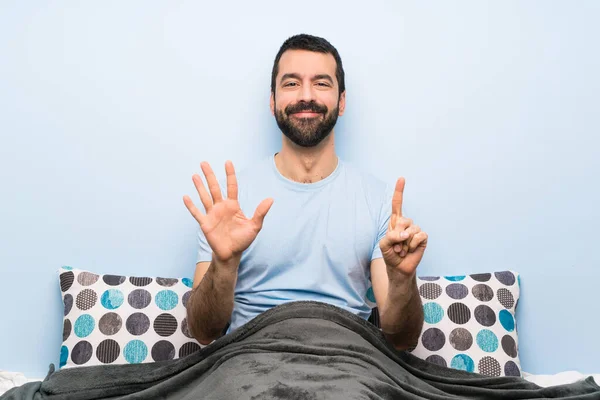 Man Bed Counting Six Fingers — 스톡 사진