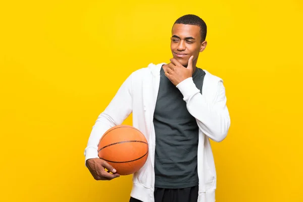 Pemain Basket Afrika Amerika Berpikir Ide — Stok Foto