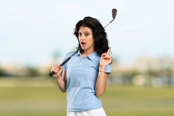 Junge Golferin Mit Der Absicht Die Lösung Realisieren Während Sie — Stockfoto