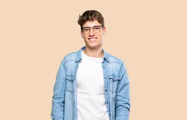 Schöner Junger Mann Mit Brille Und Glücklich Über Isolierten Hintergrund — Stockfoto