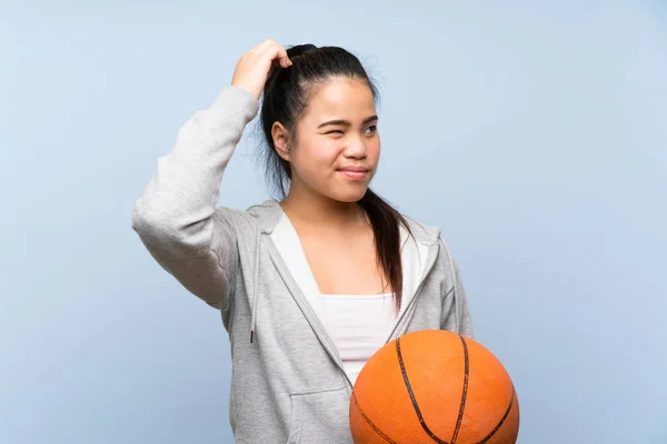 Jong Aziatisch Meisje Spelen Basketbal Geïsoleerde Achtergrond Met Twijfels Met — Stockfoto