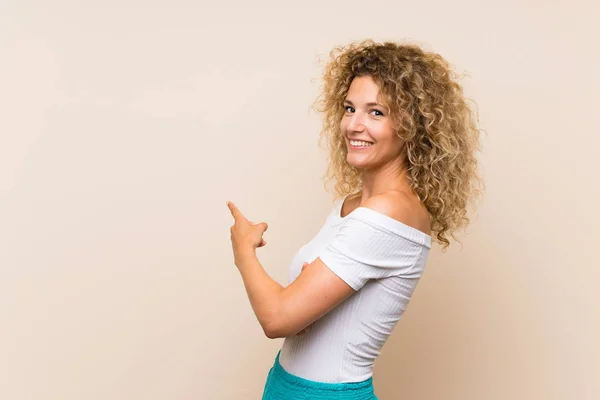 Junge Blonde Frau Mit Lockigem Haar Über Isoliertem Hintergrund Der — Stockfoto