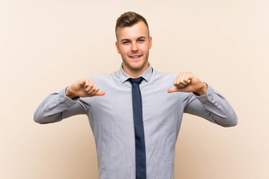 Genç, sarışın iş adamı, soyutlanmış, gururlu ve kendini beğenmiş.