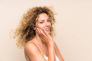 Kıvırcık saçlı sarışın genç kadın